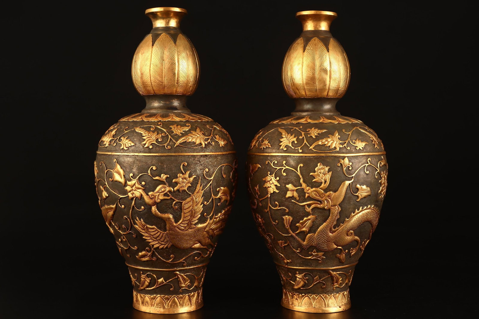 A pair of Exquisite Gilt Bronze Dragon Phoenix Pattern Vase: A pair of Exquisite Gilt Bronze Dragon Phoenix Pattern Vase,Tang Dynasty,China,Zhenguan Four-character Mark,Size:5.5inx12.6in,Weight:3100g（Pair）