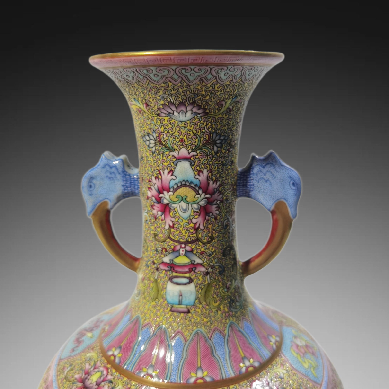 An Exquisite Enamel Figures Pattern Vase - 2