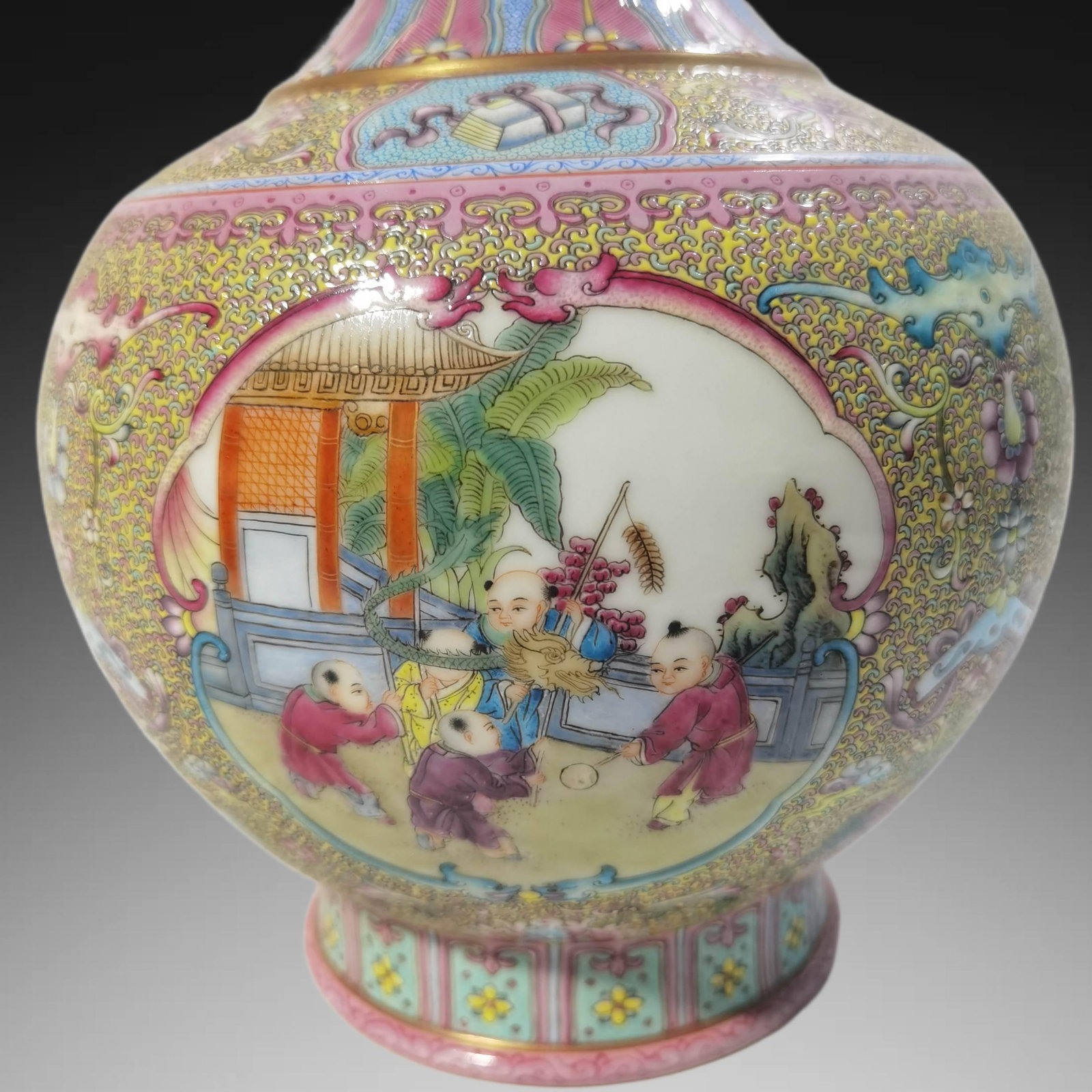 An Exquisite Enamel Figures Pattern Vase - 3