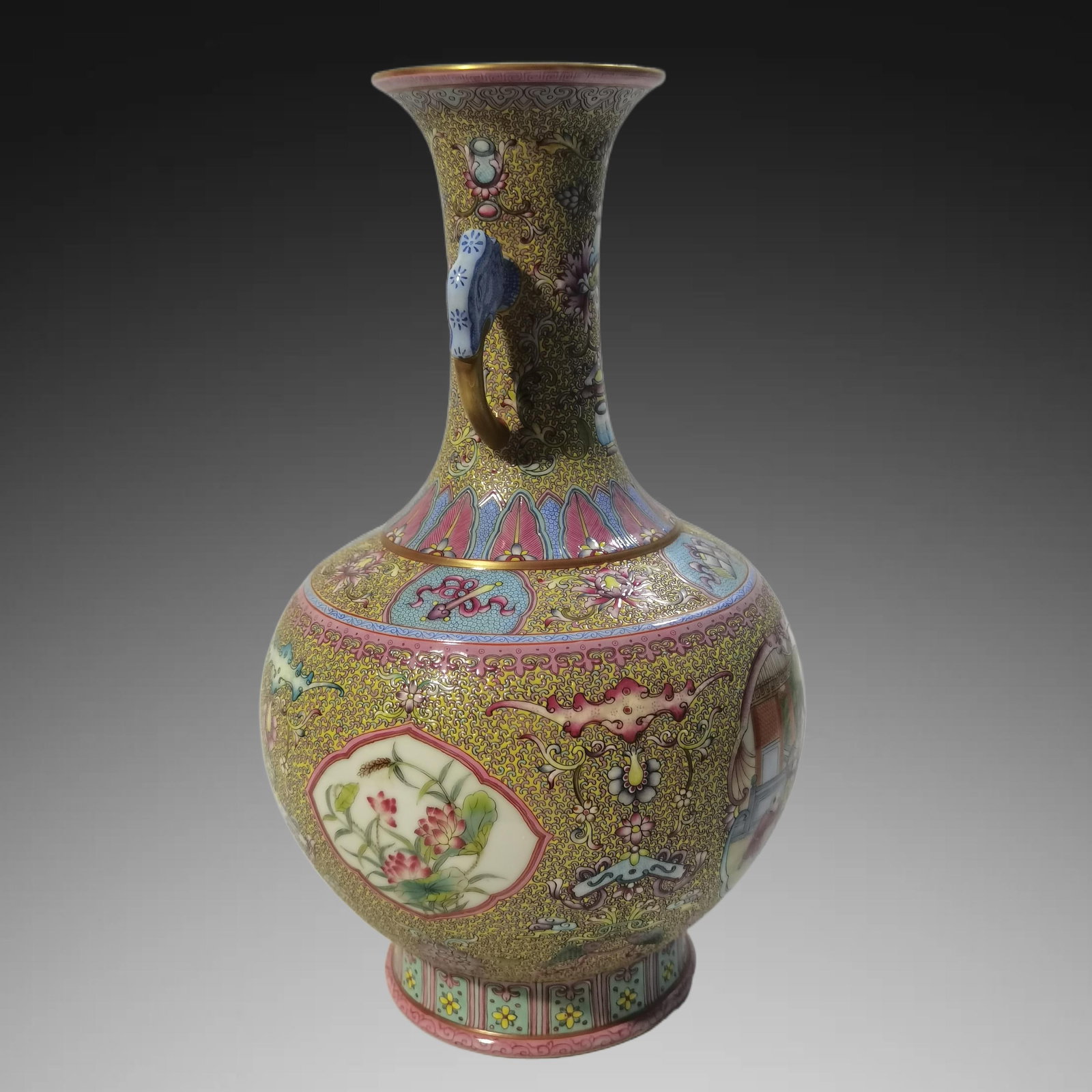 An Exquisite Enamel Figures Pattern Vase - 4