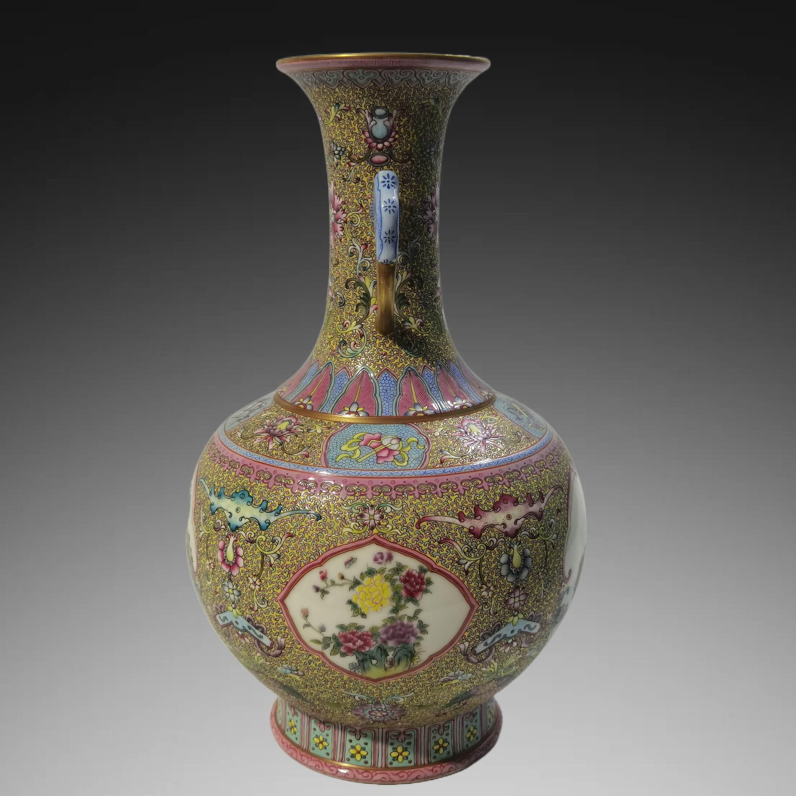 An Exquisite Enamel Figures Pattern Vase - 5