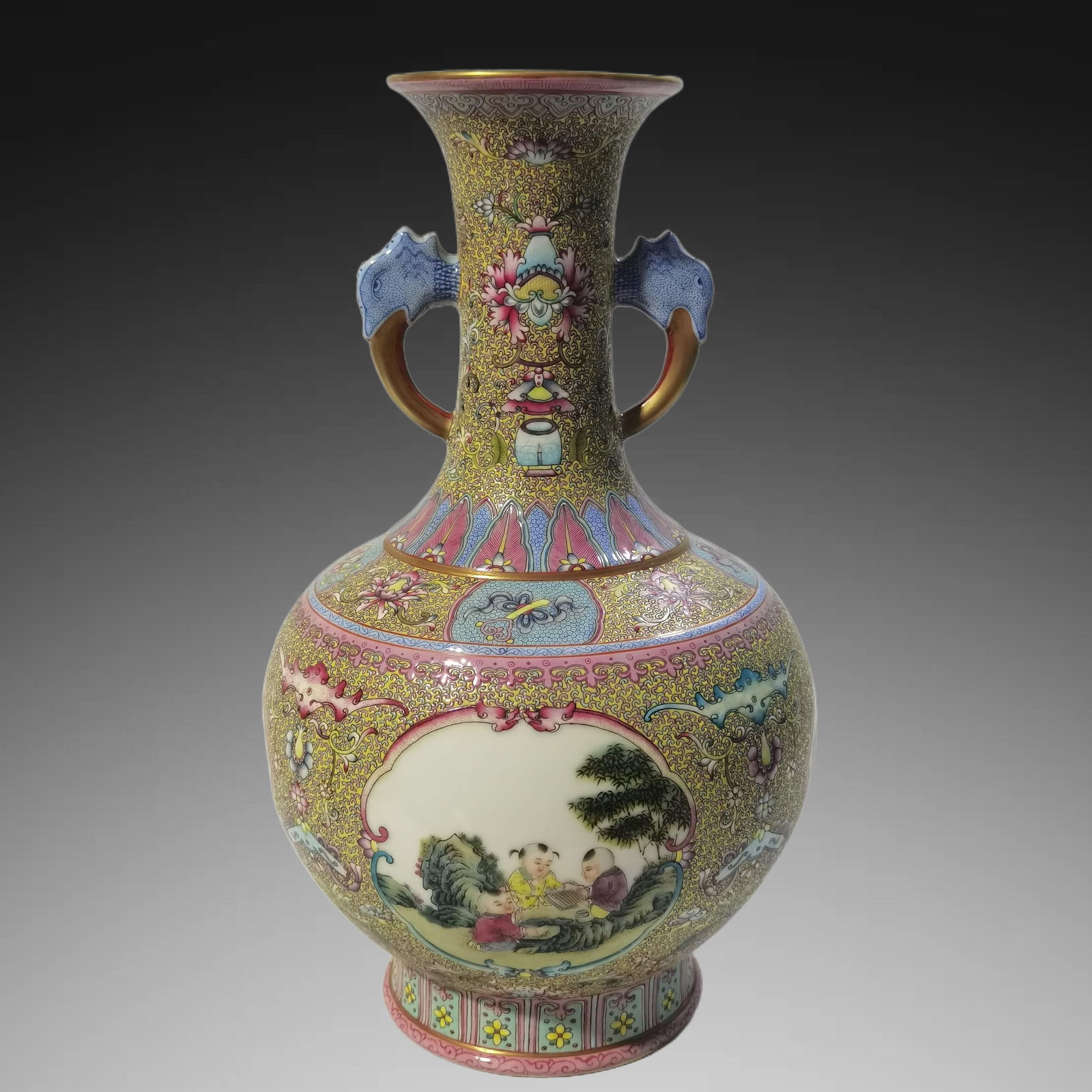 An Exquisite Enamel Figures Pattern Vase - 6