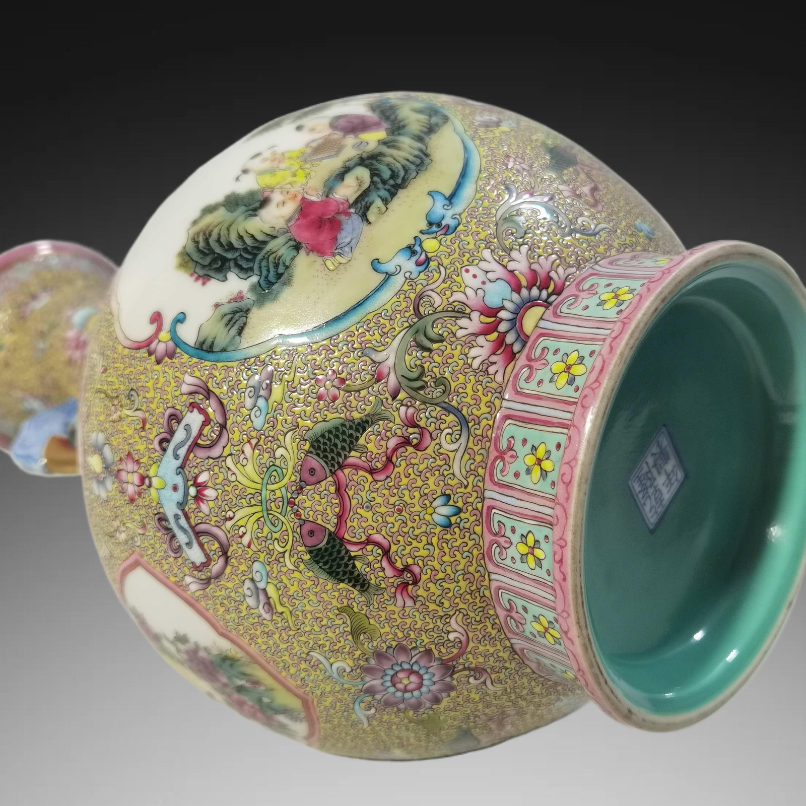 An Exquisite Enamel Figures Pattern Vase - 7