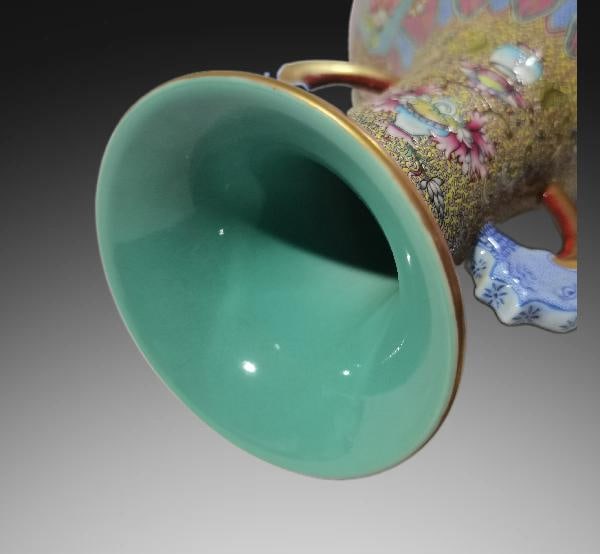 An Exquisite Enamel Figures Pattern Vase - 8