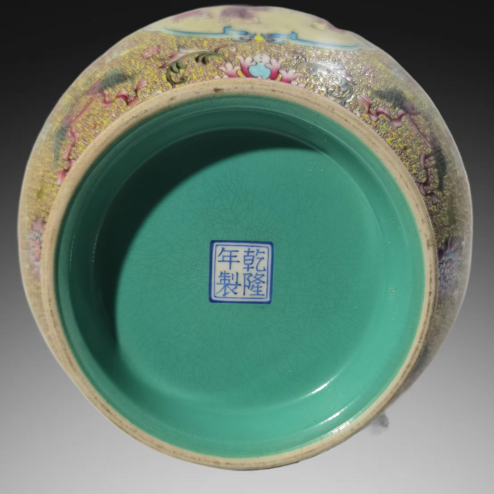 An Exquisite Enamel Figures Pattern Vase - 9