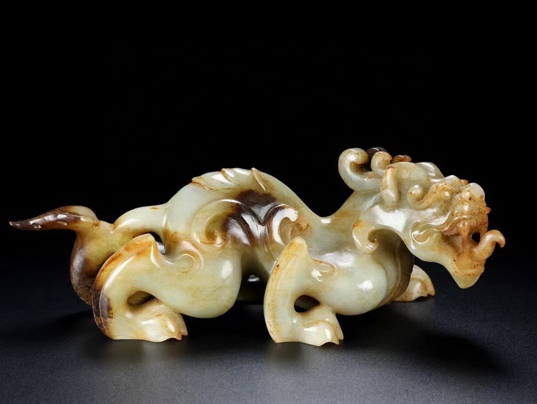 An Exquisite Hotan Jade Dragon Ornament: An Exquisite Hotan Jade Dragon Ornament,Han Dynasty, China,Size:5.3inx3.7inx3.1in,Weight:1263.9g 和田玉龙摆件,中国汉代