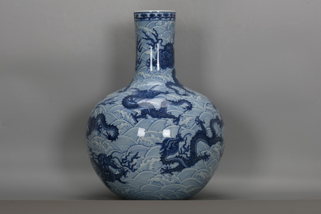 An Exquisite Blue and White Dragon Pattern Vase: An Exquisite Blue and White Dragon Pattern Vase,Qing Dynasty, China,Qianlong Six-character Mark,Size:20.9inx15.4inx7.5in 青花龙纹瓶,中国清代,È