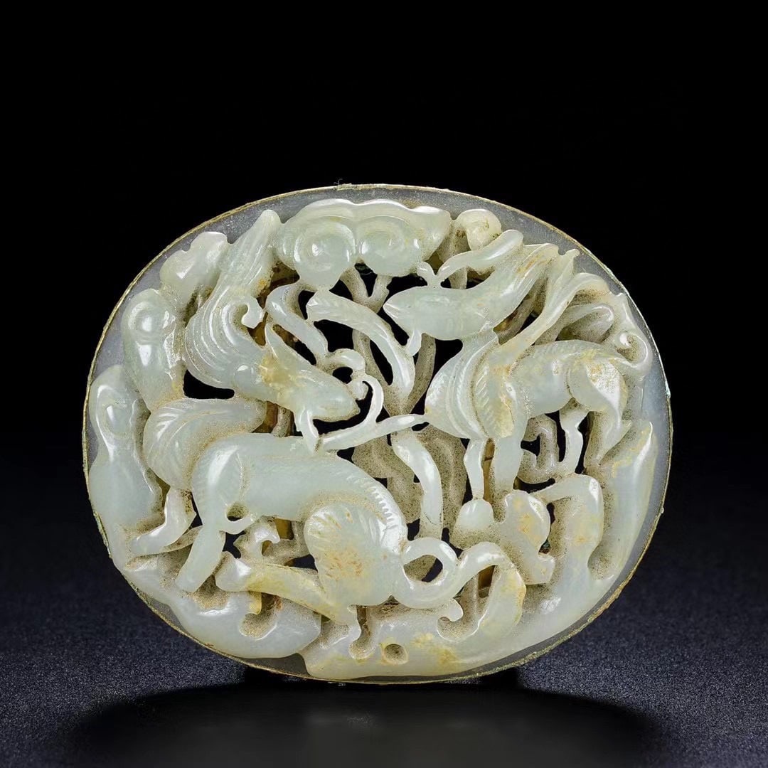 An Exquisite Hotan Jade Gold Wrapped Auspicious Beast Belt Buckle: An Exquisite Hotan Jade Gold Wrapped Auspicious Beast Belt Buckle,Qing Dynasty, China,Size:3.1inx2.6inx0.9in,Weight:100.4g 和田玉包金瑞兽腰带û
