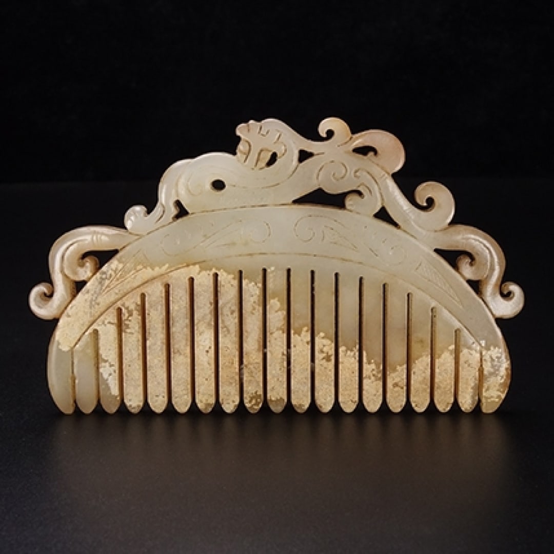An Exquisite Hotan Jade Comb: An Exquisite Hotan Jade Comb,Qing Dynasty, China,Size:4.1inx2.4inx0.2in,Weight:68g 和田玉梳,中国清代