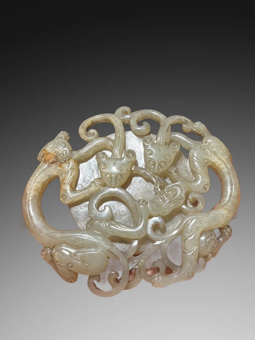 An Exquisite Hotan Jade Dragon Pattern Pendant: An Exquisite Hotan Jade Dragon Pattern Pendant,Ming Dynasty, China,Size:3.8inx3.5inx0.5in,Weight:108.8g 和田玉龙纹璧,中国明代