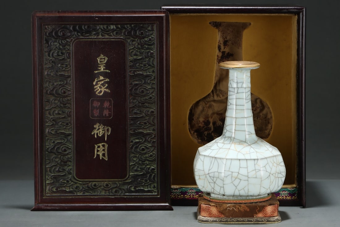 An Exquisite Guan yao Cover with Gold Vase with an Imperial Poem by Emperor Qianlong: An Exquisite Guan yao Cover with Gold Vase with an Imperial Poem by Emperor Qianlong,Song Dynasty, China,Size:8.7inx6.5in 官窑包金瓶带乾隆题෻