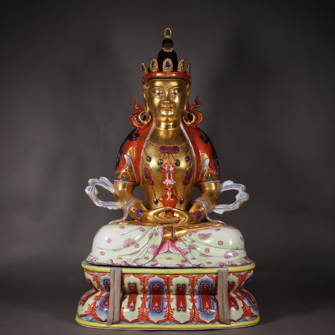 An Exquisite Famille-Rose Gilt Avalokitesvara Ornament: An Exquisite Famille-Rose Gilt Avalokitesvara Ornament,Qing Dynasty, China,With Mark,Size:22.8inx13.4in