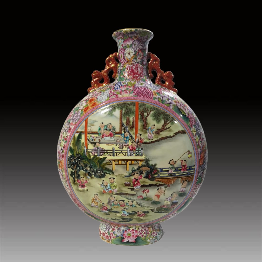 An Exquisite Famille-Rose Gold Ground Figures Pattern Vase: An Exquisite Famille-Rose Gold Ground Figures Pattern Vase,Qing Dynasty, China,Qianlong Six-character Mark,Size:22.4inx4.1inx16.5inx7.7in 粉彩金地人物纹ல
