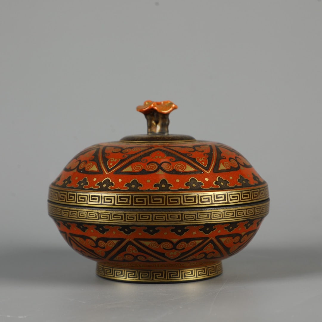 An Exquisite Coral Red Glazed Gilt Ganoderma lucidum Pattern Box: An Exquisite Coral Red Glazed Gilt Ganoderma lucidum Pattern Box,Qing Dynasty, China,Qianlong Six-character Mark,Size:4.1inx4.7in 珊瑚红鎏金灵芝盒,È