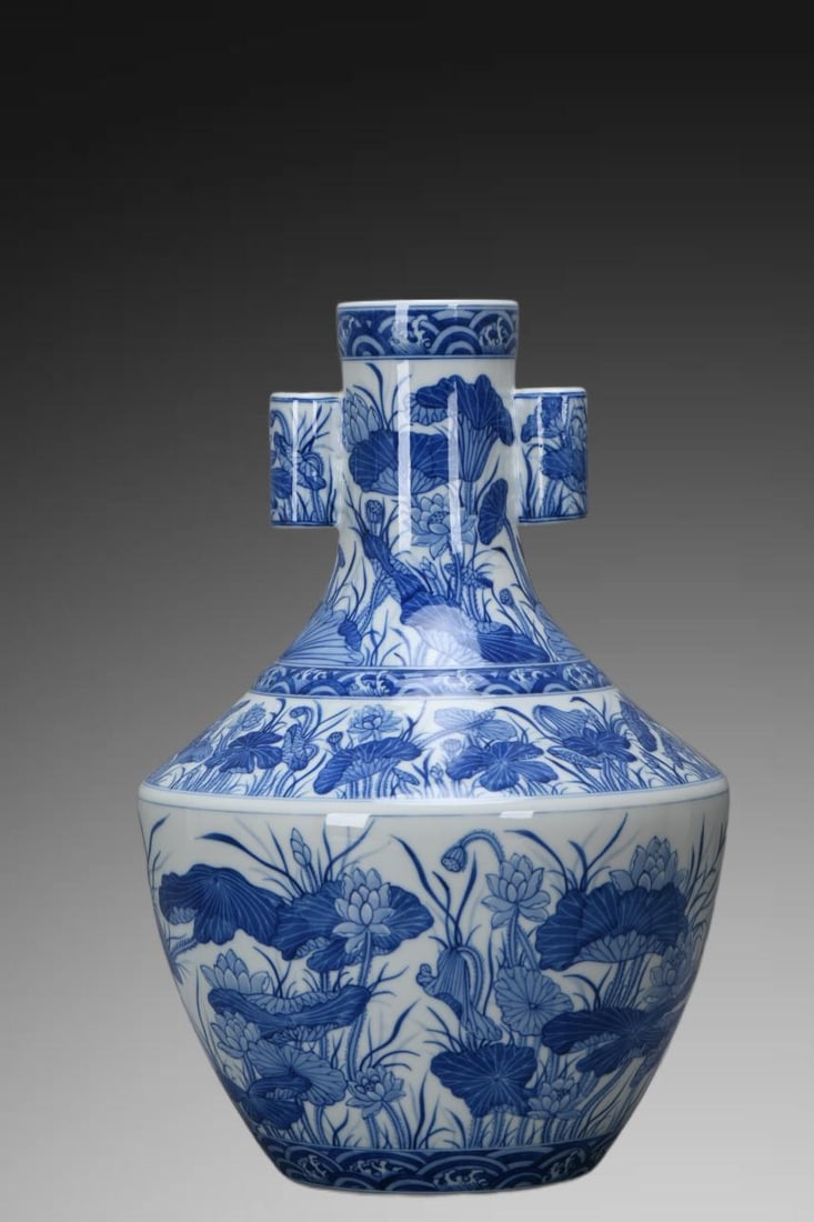 An Exquisite Blue and White Lotus Leaf Pattern Pierced-Ears Vase: An Exquisite Blue and White Lotus Leaf Pattern Pierced-Ears Vase,Qing Dynasty, China,Qianlong Six-character Mark,Size:14.8inx10.1inx5.3in 青花荷叶纹贯耳ல