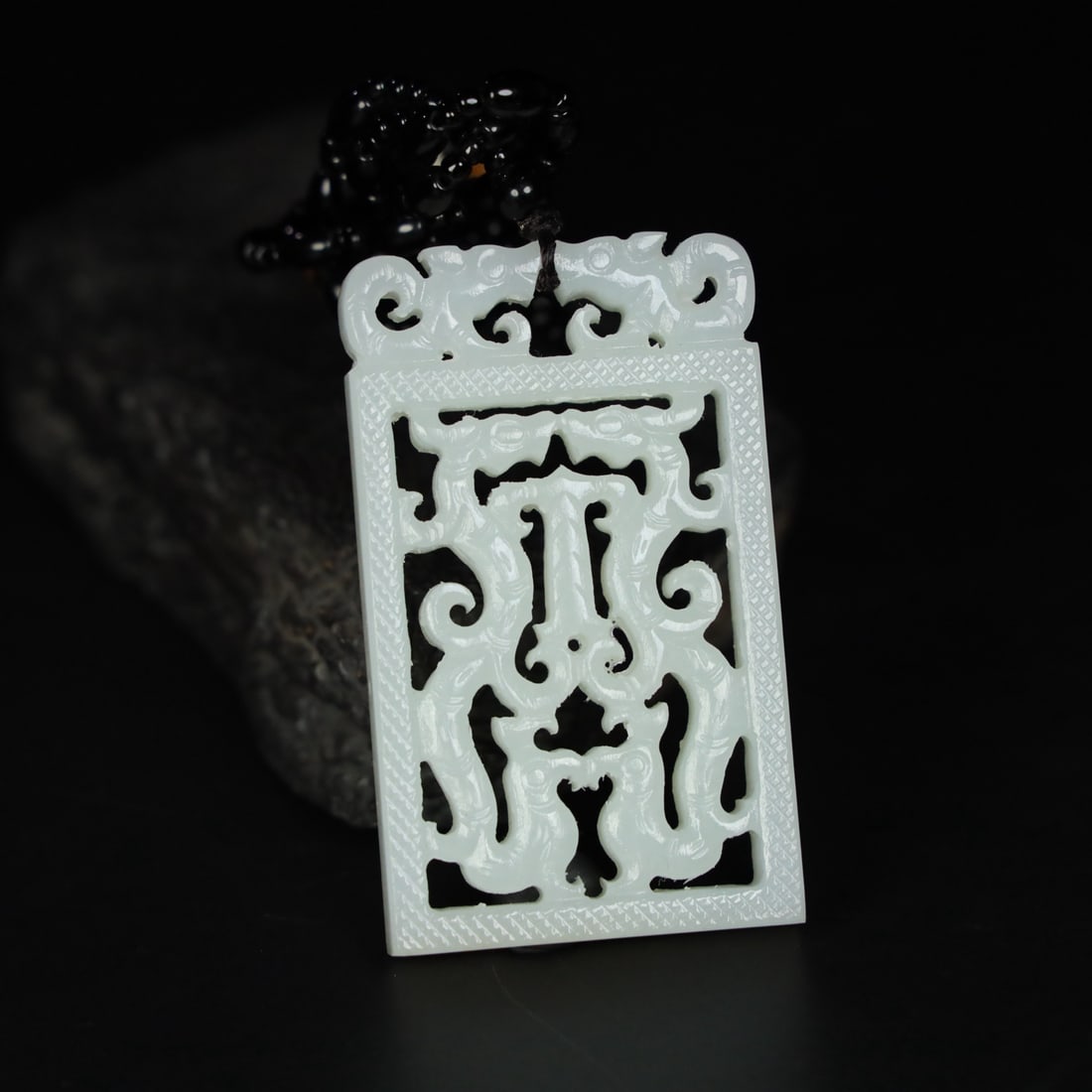 An Exquisite Hotan Jade Dragon Pattern pendant: An Exquisite Hotan Jade Dragon Pattern pendant,Qing Dynasty, China,Size:3inx1.8inx0.4in,Weight:78.6g 和田玉龙佩,中国清代