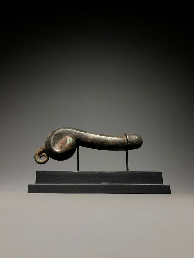 An Exquisite Bronze Ornament: An Exquisite Bronze Ornament,Ancient Time, China,Size:8.3inx2.4in,Weight:850g 青铜摆件,远古时期