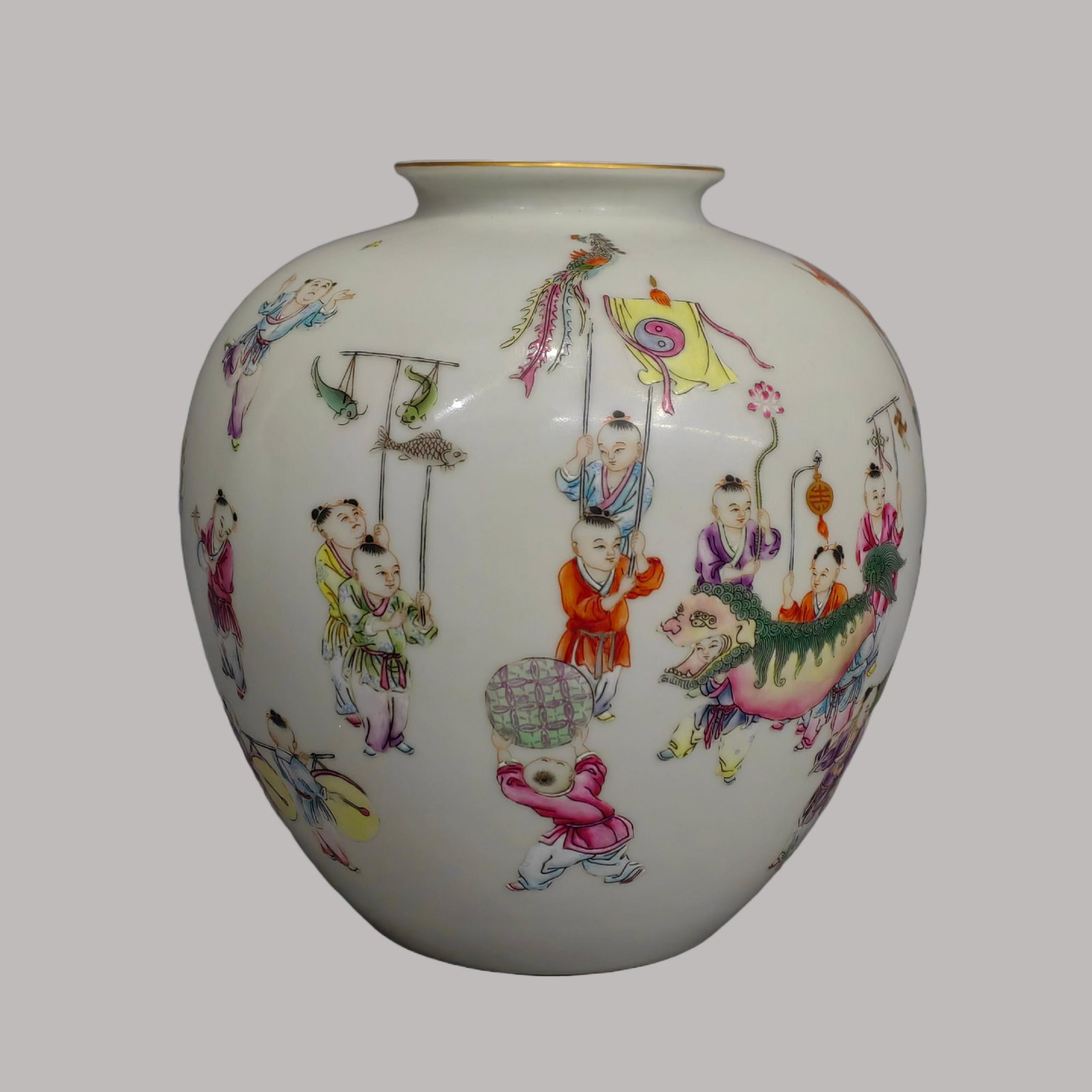 An Exquisite Famille-Rose Figures Pattern Vase: An Exquisite Famille-Rose Figures Pattern Vase,Qing Dynasty, China,Qianlong Six-character Mark,Size:5.9inx2.4inx5.1in