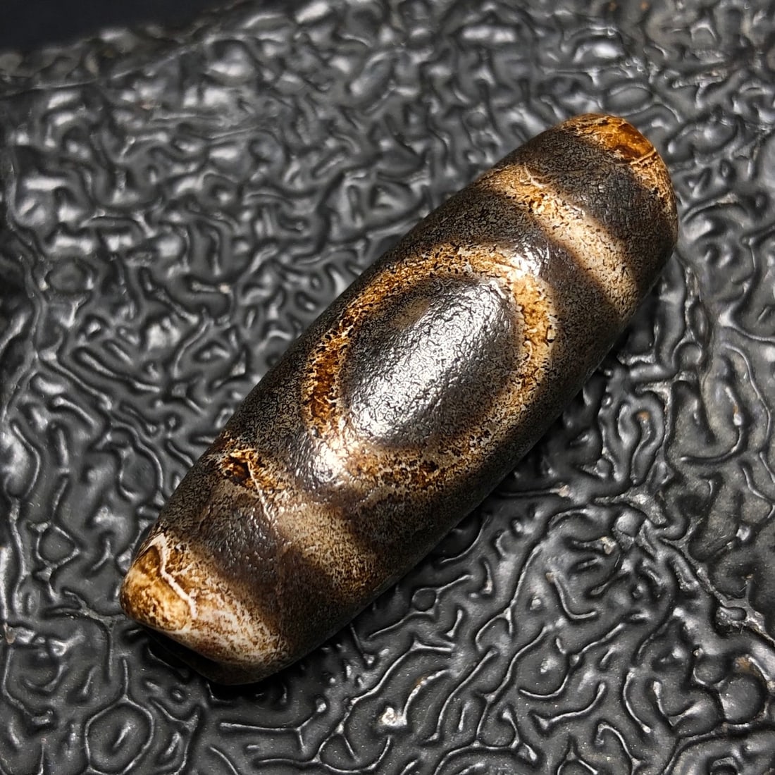 An Exquisite One-Eye Dzi bead: An Exquisite One-Eye Dzi bead,Qing Dynasty, China,Size:1.6inx0.6in,Weight:11.6g 一眼天珠,中国清代