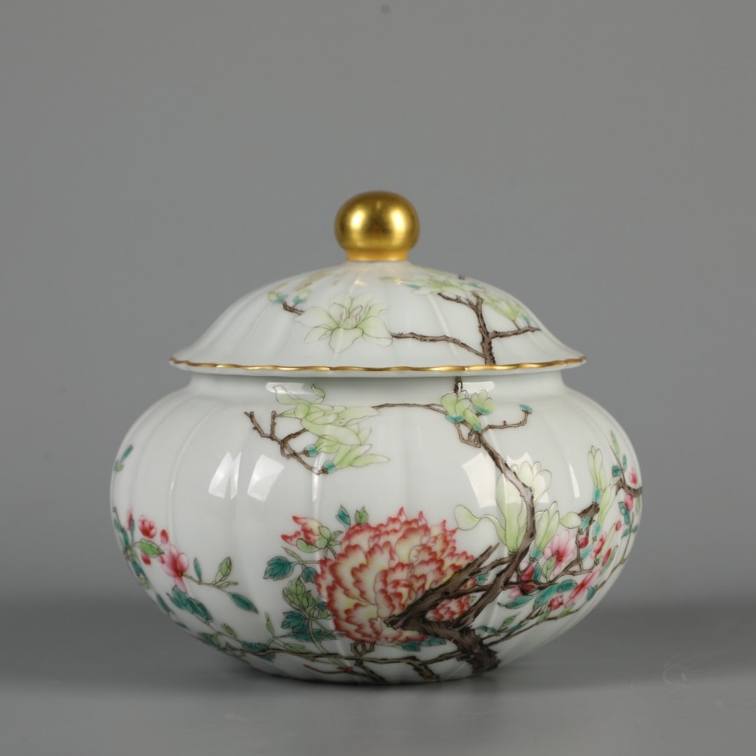 An Exquisite Famille-Rose Flower Pattern Jar: An Exquisite Famille-Rose Flower Pattern Jar,Qing Dynasty, China,Yongzheng Four-character Mark,Size:4.3inx4.5in 粉彩花卉纹罐,中国清代,༔