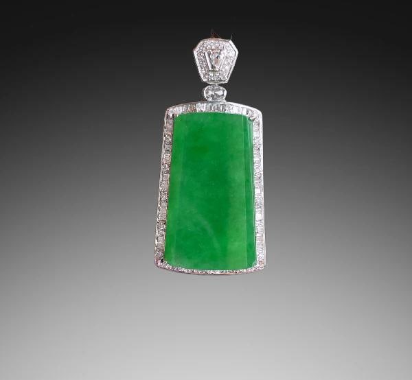 An Exquisite Diamond Inlaid Jadeite Pendant: An Exquisite Diamond Inlaid Jadeite Pendant,Size:1.6inx0.8inx0.4in,1.1inx0.6inx0.1in 钻石镶冰种满绿无事牌