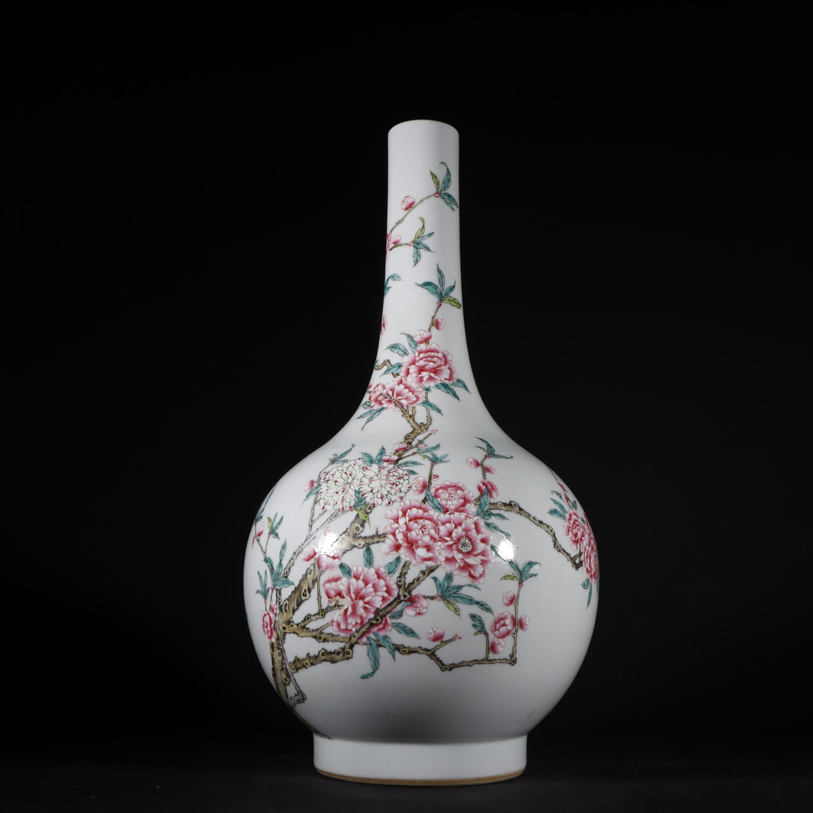 An Exquisite Famille-Rose Flower Pattern Vase: An Exquisite Famille-Rose Flower Pattern Vase,Qing Dynasty, China,Yongzheng Six-character Mark,Size:15.6inx7.9in 粉彩花卉纹瓶,中国清代,Ƃ