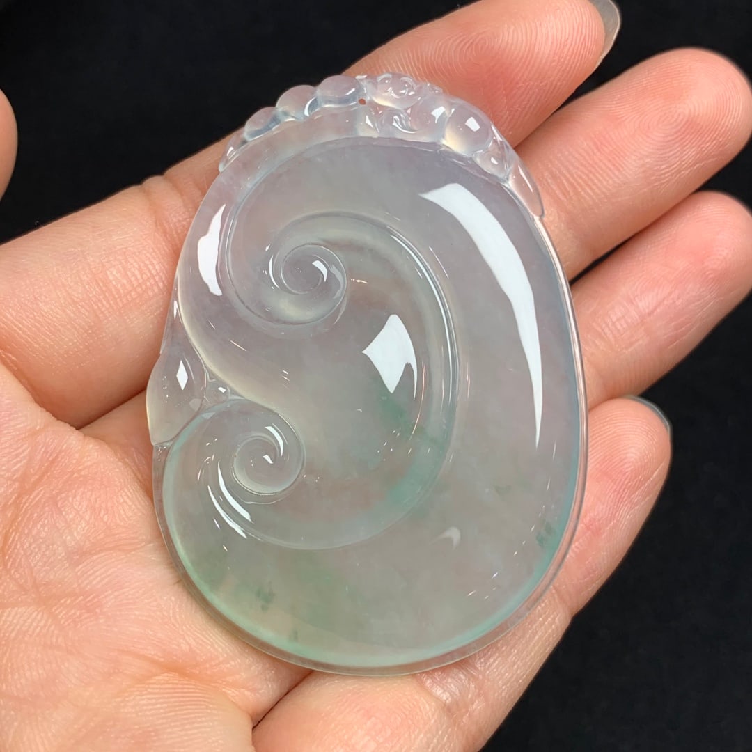 An Exquisite Jadeite Ruyi Pendant: An Exquisite Jadeite Ruyi Pendant,Size:2.1inx1.5inx0.2in 翡翠冰飘绿如意