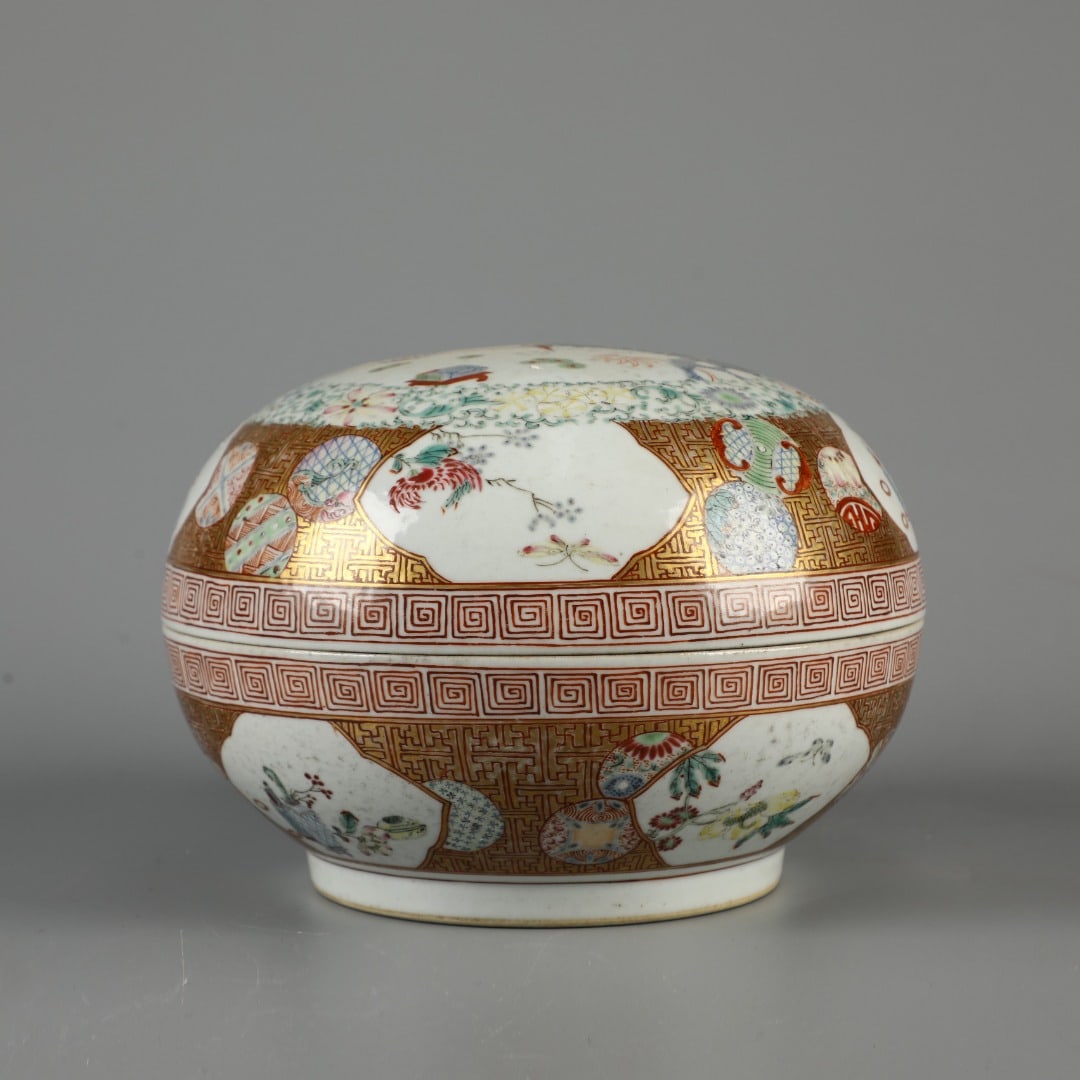 An Exquisite Famille-Rose Antique Pattern Box: An Exquisite Famille-Rose Antique Pattern Box,Qing Dynasty, China,Daoguang Four-character Mark,Size:6.3inx8.3in