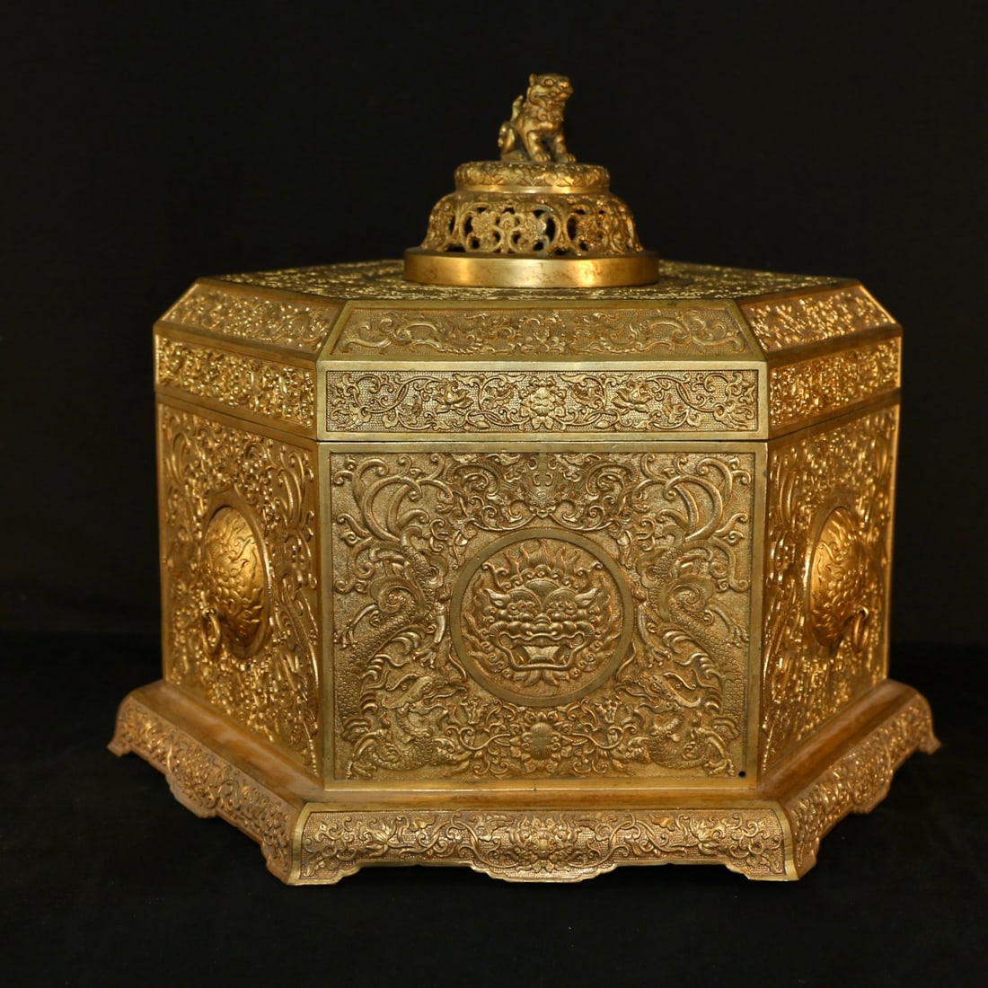 A Set of Exquisite Gilt Bronze Scripture: A Set of Exquisite Gilt Bronze Scripture,Qing Dynasty, China,Qianlong Four-character Mark,Size:15.7inx12.6inx12.6in ,Weight:9585g