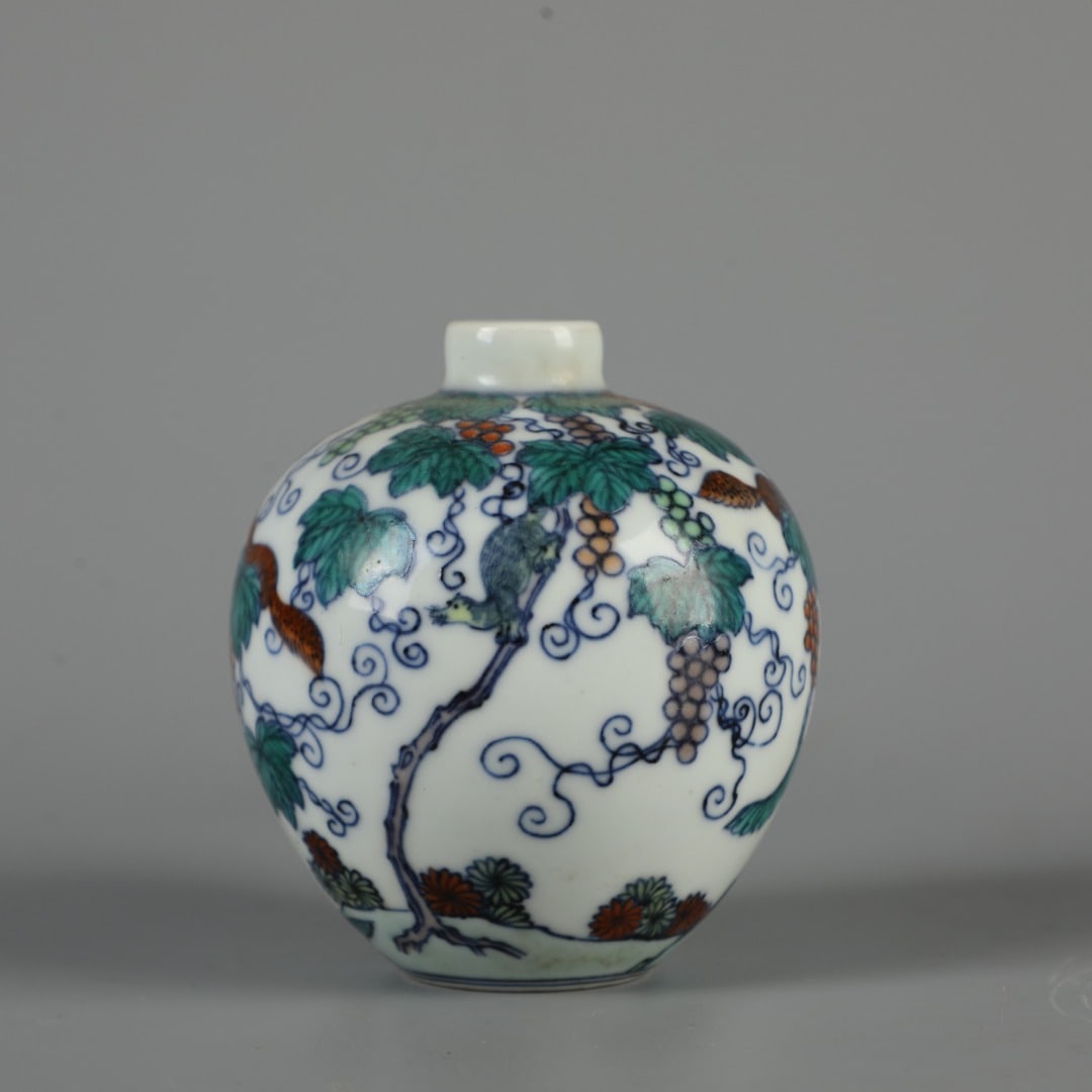 An Exquisite Doucai Squirrel and Grapes Pattern Jar: An Exquisite Doucai Squirrel and Grapes Pattern Jar,Qing Dynasty, China,Size:3.9inx3.1in 斗彩松鼠葡萄纹罐,中国清代