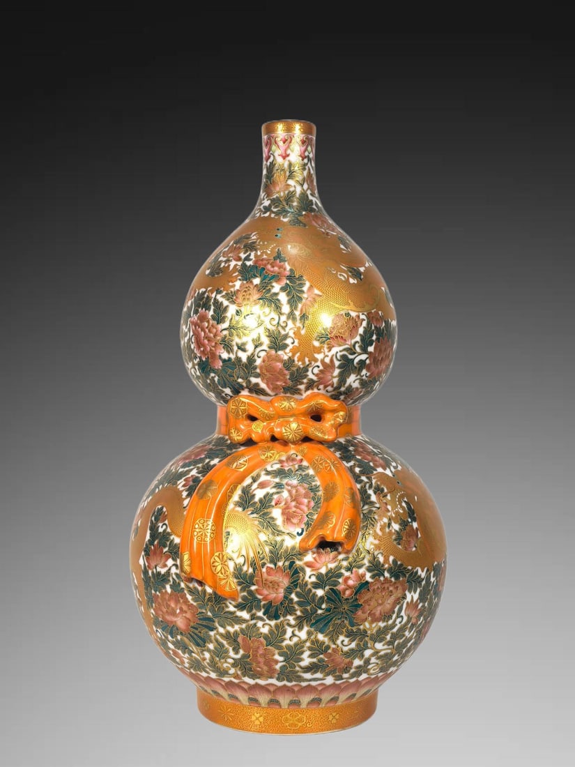 An Exquisite Famille-Rose Painted Gold Flower Pattern Gourd Vase: An Exquisite Famille-Rose Painted Gold Flower Pattern Gourd Vase,Qing Dynasty, China,Qianlong Six-character Mark,Size:18.9inx11in 粉彩描金花卉纹葫ഐ