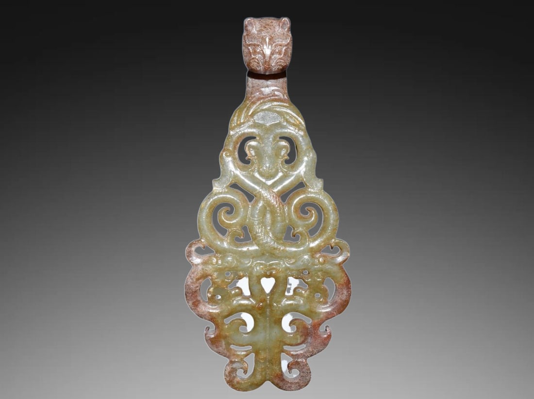 An Exquisite Hotan Jade Dragon Ornament: An Exquisite Hotan Jade Dragon Ornament,Han Dynasty,China,Size:2.4inx5.5in,Weight:90g 和田玉龙摆件,中国汉代
