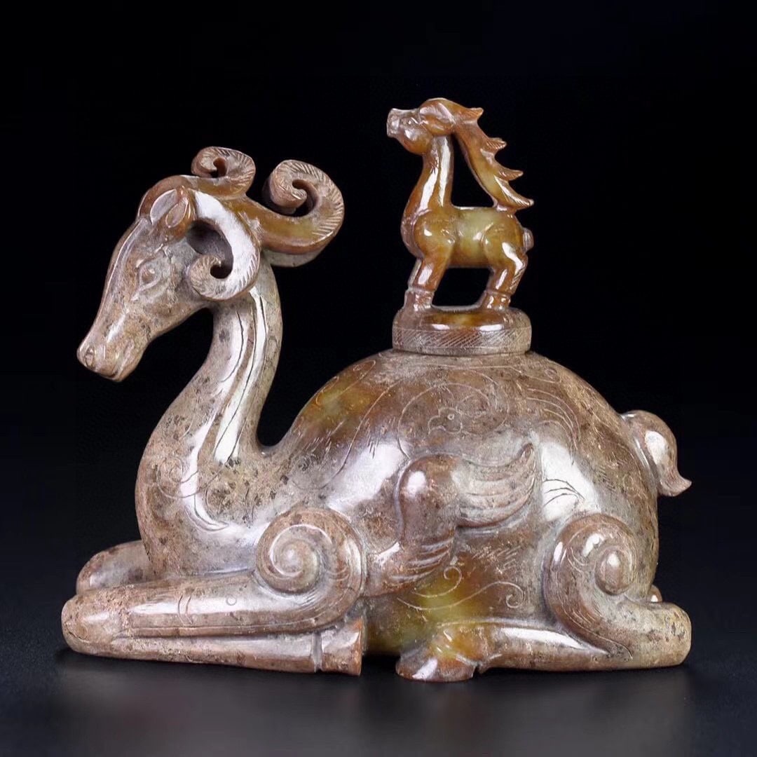 An Exquisite Hotan Jade Deer Ornament: An Exquisite Hotan Jade Deer Ornament,Han Dynasty, China,Size:4.7inx2.4inx4.1in,Weight:588.7g 和田玉鹿摆件,中国汉代