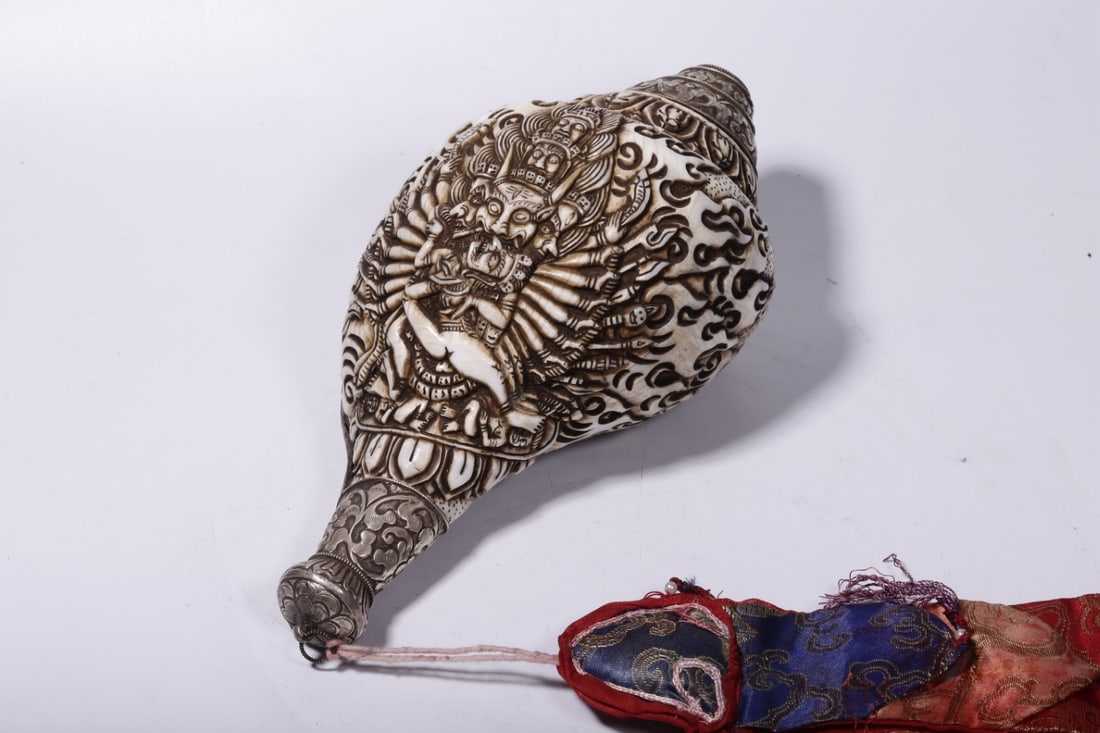 An Exquisite Silver Inlaid Vajra Conch: An Exquisite Silver Inlaid Vajra Conch,Qing Dynasty, China,Size:8.7inx4.3inx3.3in,Weight:849g 银嵌金刚法螺,中国清代