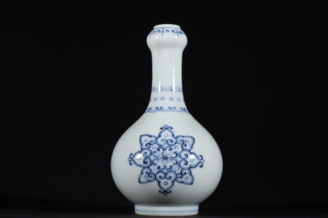 An Exquisite Blue and White Flower Pattern Vase: An Exquisite Blue and White Flower Pattern Vase,Qing Dynasty, China,Yongzheng Six-character Mark,Size:6.5inx4.1in 青花花卉纹瓶,中国清代,&