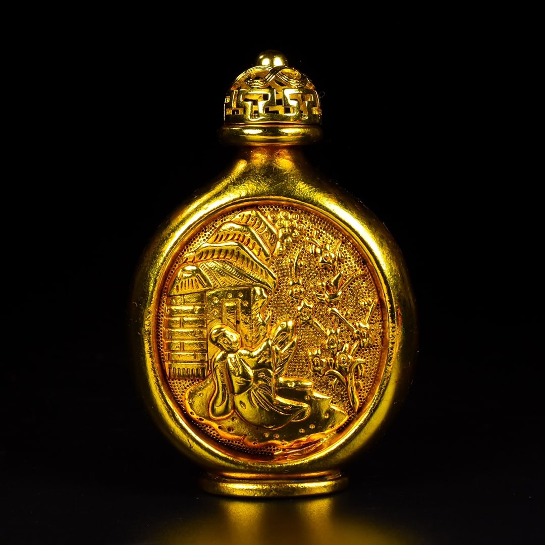 An Exquisite Gilt Bronze Snuff Bottle: An Exquisite Gilt Bronze Snuff Bottle,Qing Dynasty, China,With Mark,Size:3.5inx2.2in ,Weight:120g 铜鎏金鼻烟壶,中国清代,带款