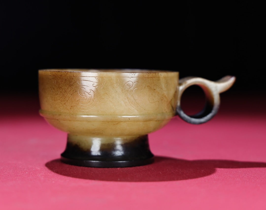 An Exquisite Hotan Jade Cup: An Exquisite Hotan Jade Cup,Han Dynasty, China,Size:4.4inx2inx3.1in,Weight:136g 和田玉杯,中国汉代