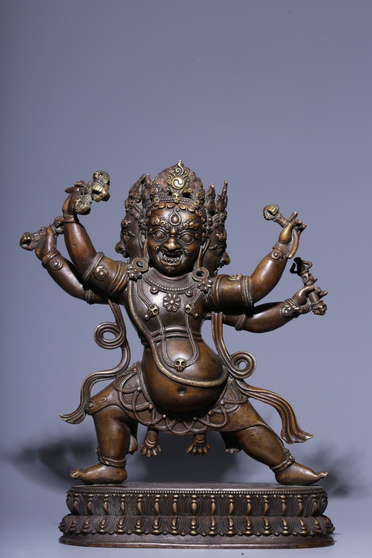 An Exquisite Silver-Inlaid Bronze Buddha statue Ornament: An Exquisite Silver-Inlaid Bronze Buddha statue Ornament,Qing Dynasty, China,Size:10.2inx7.5inx3.3in,Weight:3321g