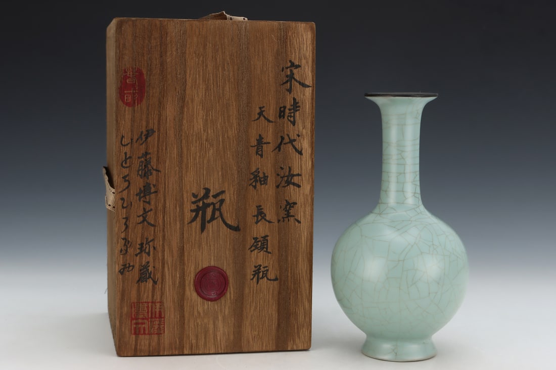 An Exquisite Ru yao Sky Blue Glazed Vase: An Exquisite Ru yao Sky Blue Glazed Vase,Song Dynasty, China,With Mark,Size:7.8inx4.1in 汝窑天青釉瓶,中国宋代,带款