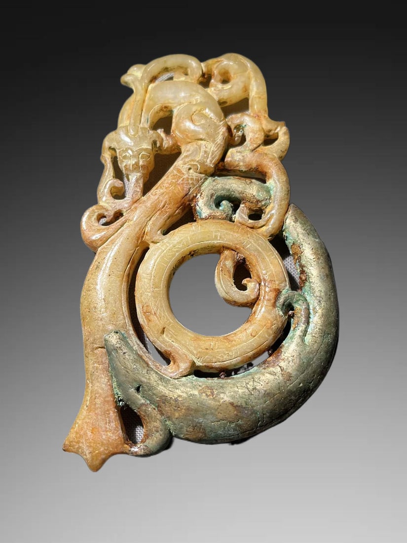 An Exquisite Hotan Jade Gilt Dragon Jade pendant: An Exquisite Hotan Jade Gilt Dragon Jade pendant,Han Dynasty, China,Size:5.1inx2.8inx0.4in,Weight:150.3g