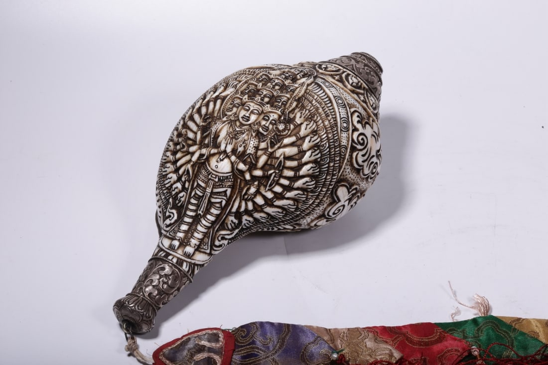 An Exquisite Silver Inlaid Avalokitesvara Conch: An Exquisite Silver Inlaid Avalokitesvara Conch,Qing Dynasty, China,Size:9.8inx5.1inx4in,Weight:1383g 银嵌观音法螺,中国清代