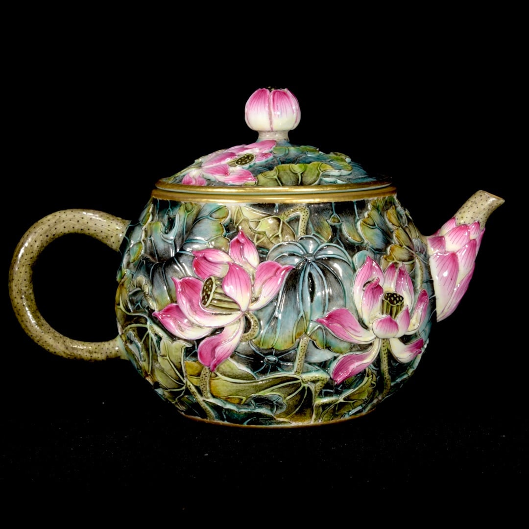 An Exquisite Enamel Lotus Leaf Pattern Ewer: An Exquisite Enamel Lotus Leaf Pattern Ewer,Qing Dynasty, China,Qianlong Four-character Mark,Size:3.9inx6.3in