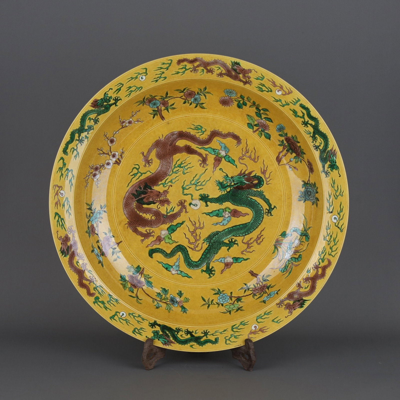 An Exquisite Yellow Ground Plain Tricolor Porcelain Dragon Pattern Plate: An Exquisite Yellow Ground Plain Tricolor Porcelain Dragon Pattern Plate,Qing Dynasty, China,Kangxi Six-character Mark,Size:2.8inx16.3in 黄地三彩龙纹盘,ߑ