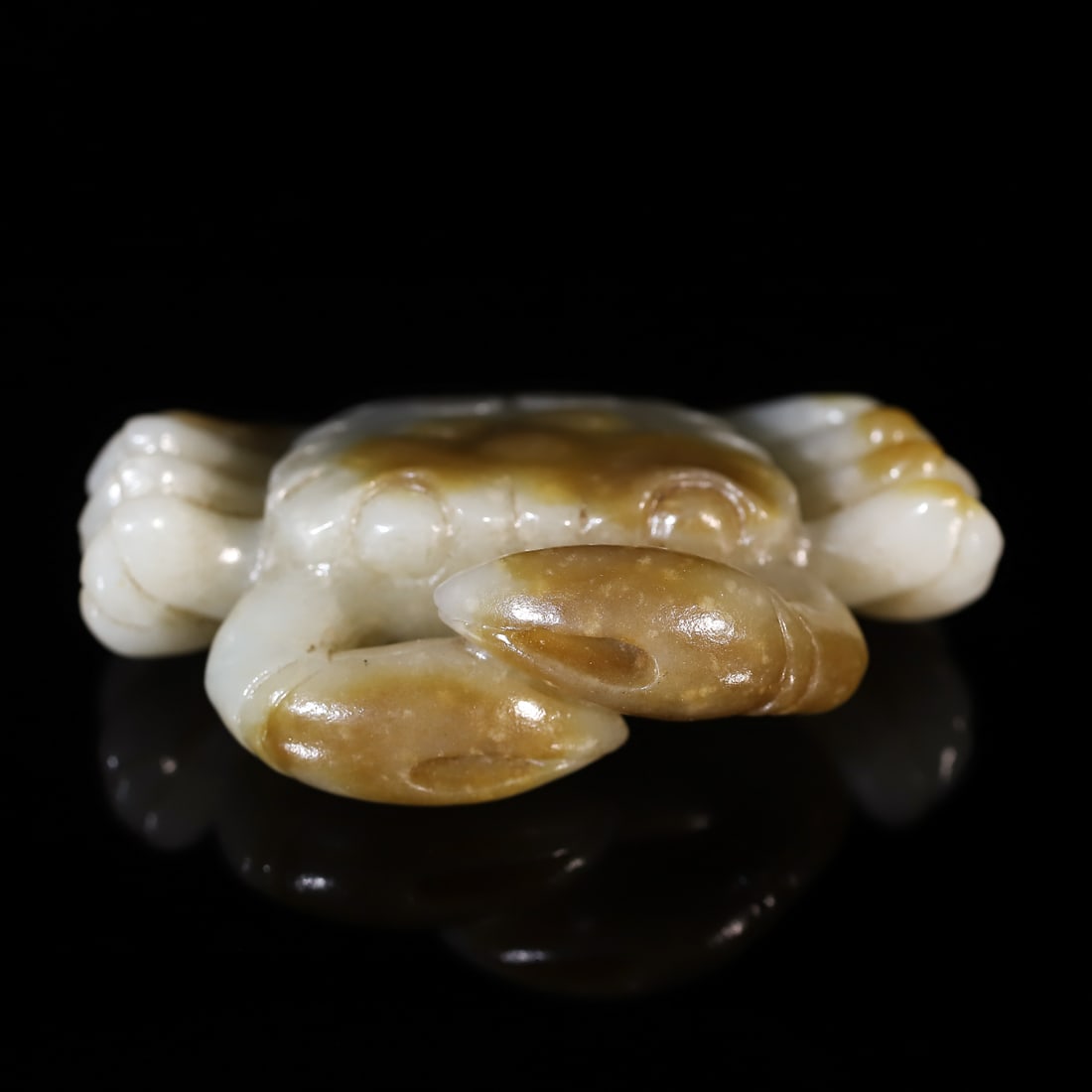 An Exquisite Hotan Jade Crab Ornament: An Exquisite Hotan Jade Crab Ornament,Qing Dynasty, China,Size:3.4inx2.4inx1.1in,Weight:147g 和田玉蟹摆件,中国清代