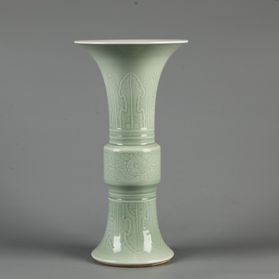 An Exquisite Pea-Green Glaze Flower Pattern Flower Vase: An Exquisite Pea-Green Glaze Flower Pattern Flower Vase,Qing Dynasty, China,Size:15.7inx8.1in 豆青釉花卉纹花插,中国清代