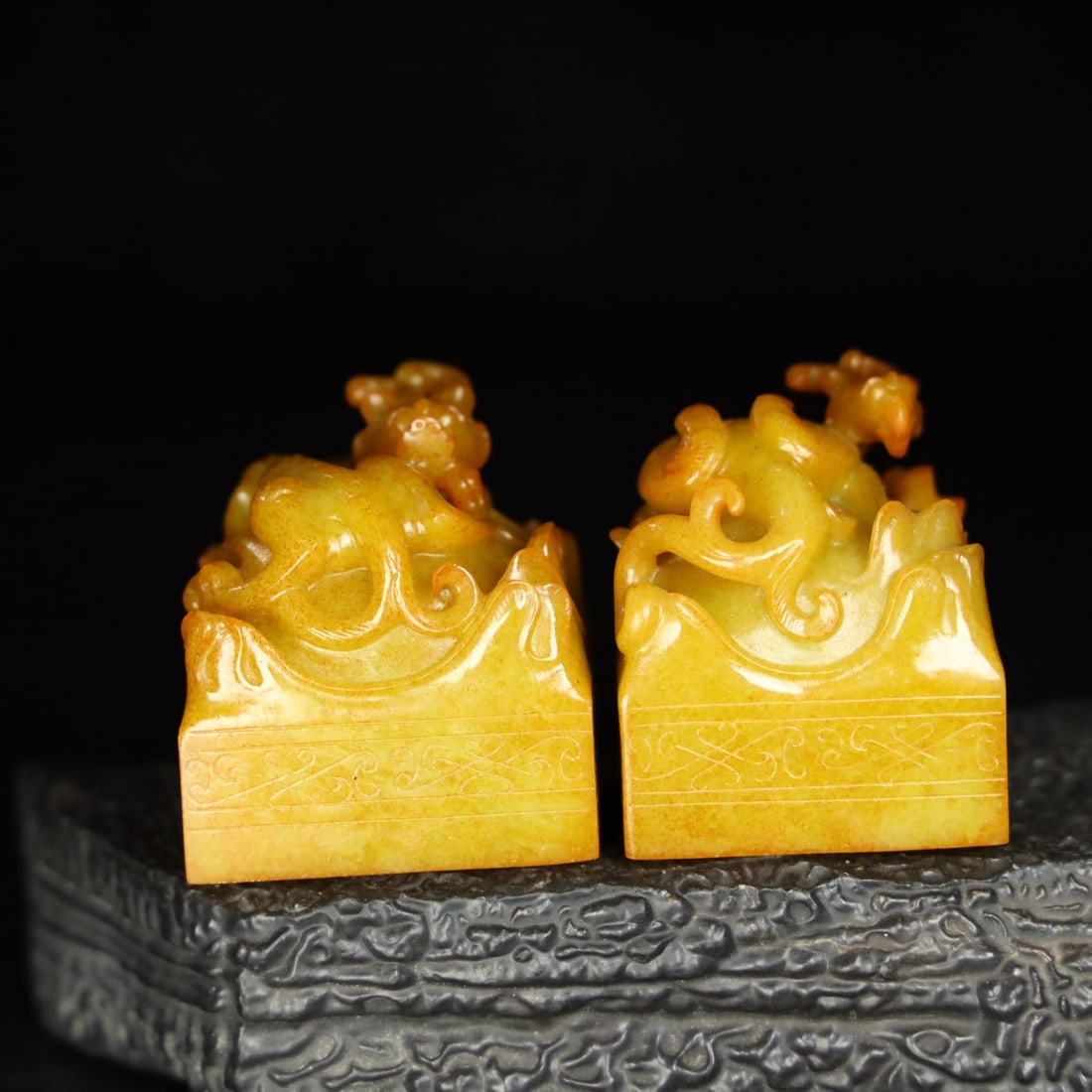 A pair of Exquisite Hotan Jade Dragon and Phoenix Seal: A pair of Exquisite Hotan Jade Dragon and Phoenix Seal,Qing Dynasty, China,Size:1.8inx1.8inx1.9in,Weight:342g