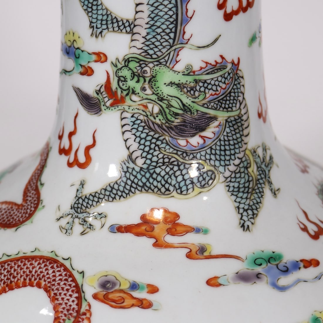 An Exquisite Wucai Dragon Pattern Vase - 5