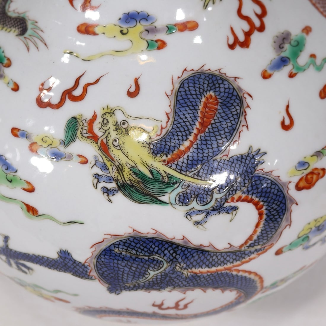 An Exquisite Wucai Dragon Pattern Vase - 6