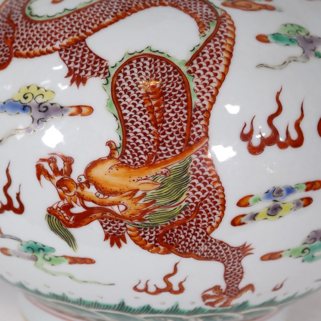 An Exquisite Wucai Dragon Pattern Vase - 7