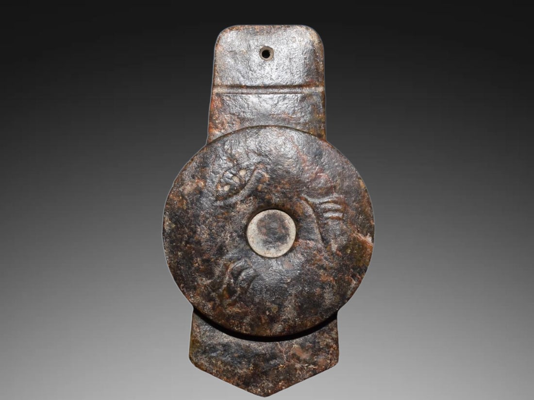 An Exquisite Hemoyu Jade Bi: An Exquisite Hemoyu Jade Bi,Ancient Time,China,Size:8.1inx4.9in,Weight:780g 河磨玉璧,远古时期